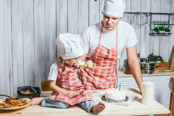 家人，幸福的女儿和爸爸在家里图片下载
