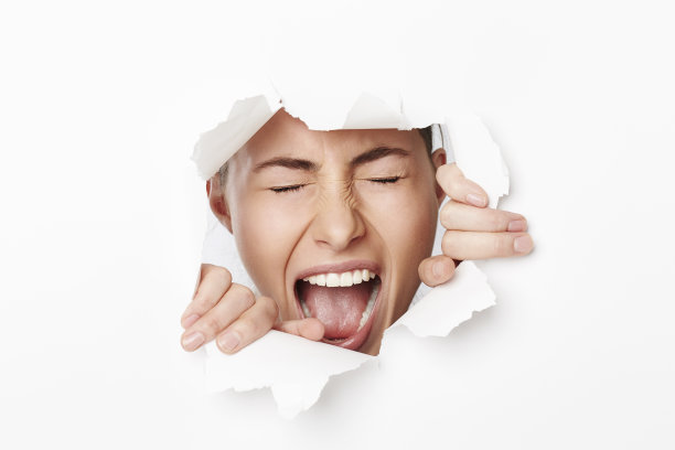 尖叫的女人被困在白纸后面图片下载