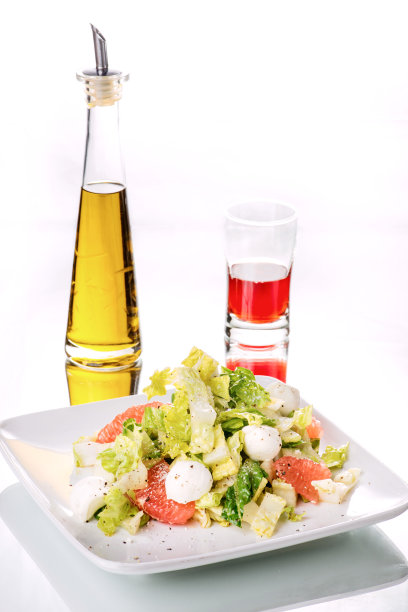 蔬菜葡萄水果沙拉配薄干酪。图片下载