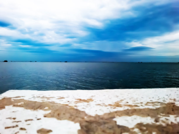 空荡荡的混凝土地板上的蓝色海景图片下载