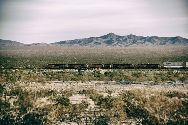 沙漠中的货运列车图片下载