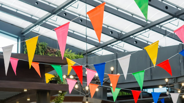 室内派对上悬挂着五颜六色的三角旗图片下载