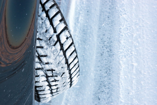 冬天的轮胎铺在被雪覆盖的路上图片下载