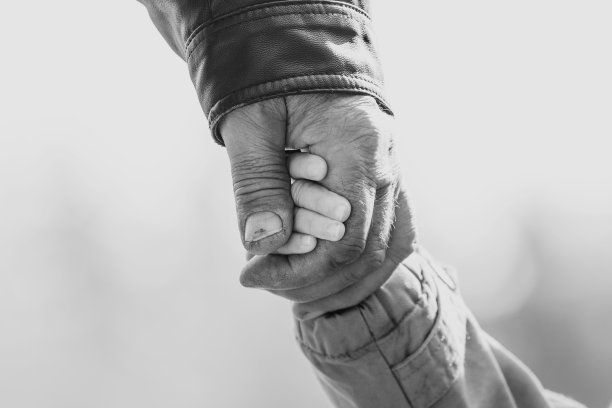 女婴暖和的外套和帽子c爷爷的手在图片下载