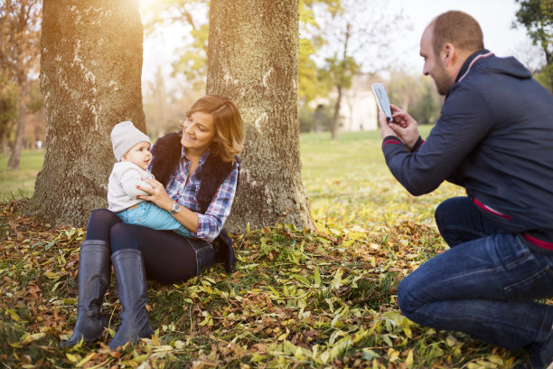 一对中年夫妇和他们的宝宝拍照。图片下载