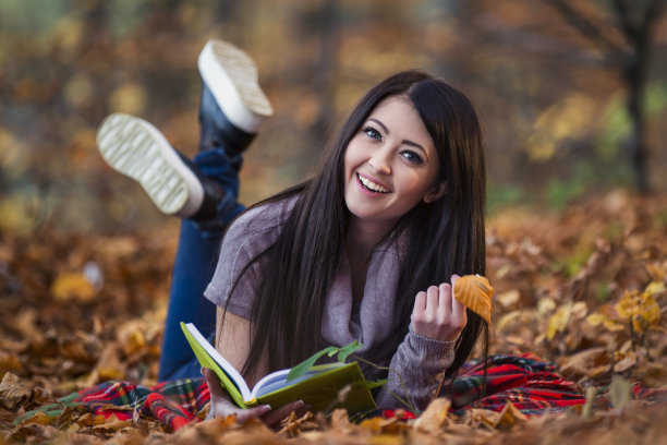 读书的女孩图片下载