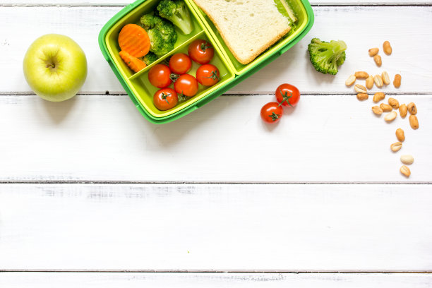 准备午餐的儿童学校俯视图木制背景图片下载