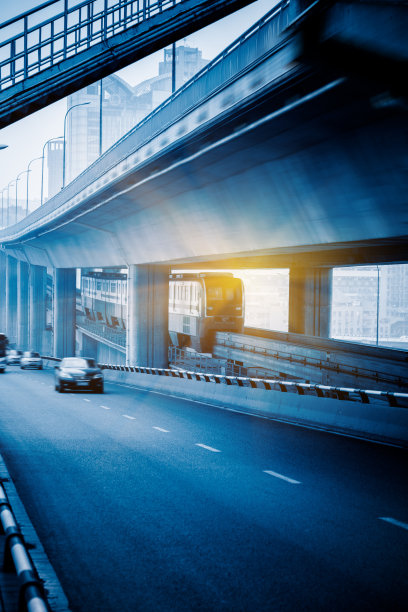 运动模糊了重庆大桥上的交通图片下载