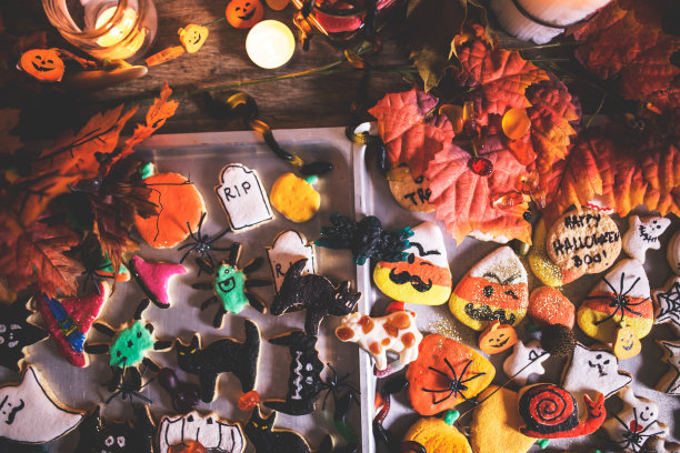 桌上有美味的万圣节姜汁饼干。图片下载