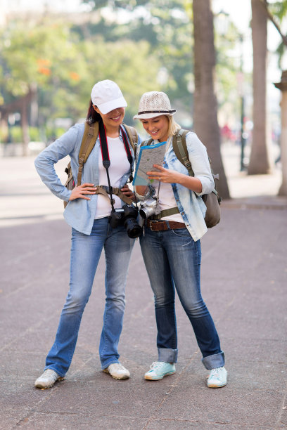 游客在看地图图片下载