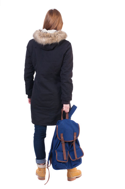 后视镜女子在冬季夹克与背包图片下载