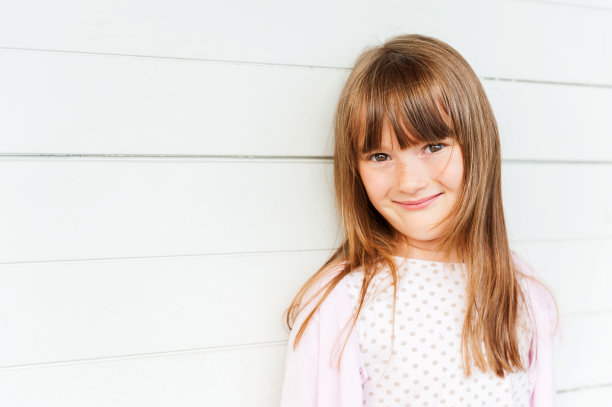 户外肖像可爱的小女孩图片下载