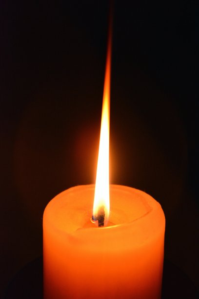 明亮的蜡烛火焰图片下载