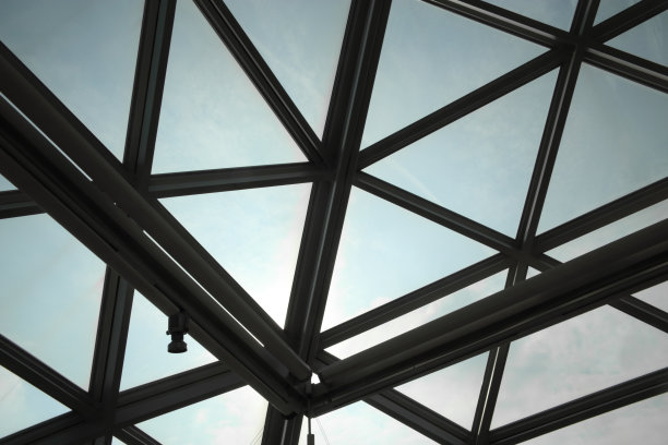 傍晚的天空衬托着天花板上难以辨认的玻璃碎片图片下载