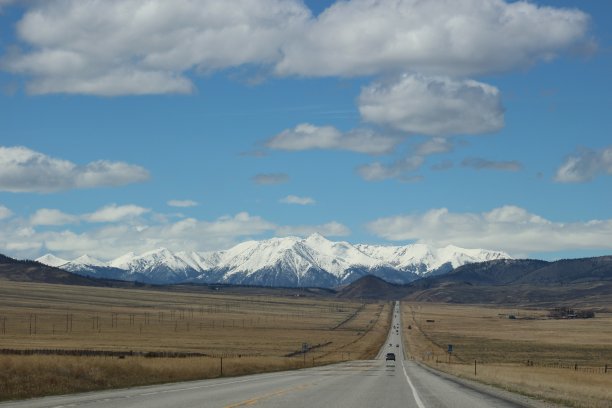 通往山区的公路图片下载