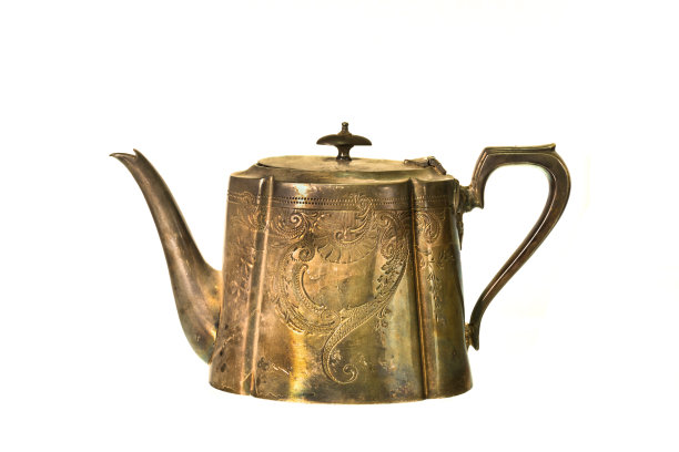 白色背景上的旧黄铜水壶图片下载