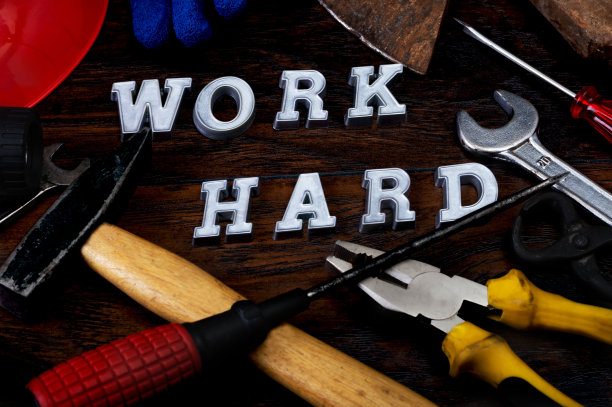 工具和辛劳写在木桌上。图片下载