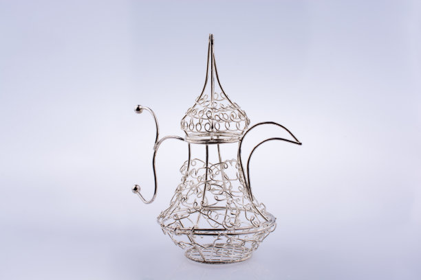 银色金属水壶，上面盖着玻璃杯图片下载