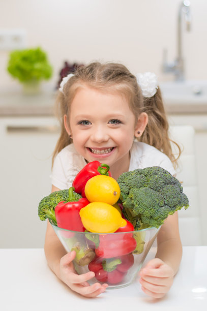 厨房里有个可爱的学前班女孩图片下载