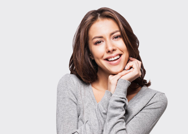 特写的女人触摸她的脸图片下载