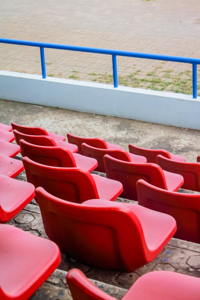 站在椅子上图片下载