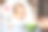 美丽的小女孩在吃她的第一顿饭素材图片
