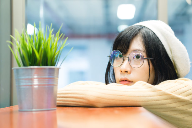 亚洲女孩抱着花盆图片下载