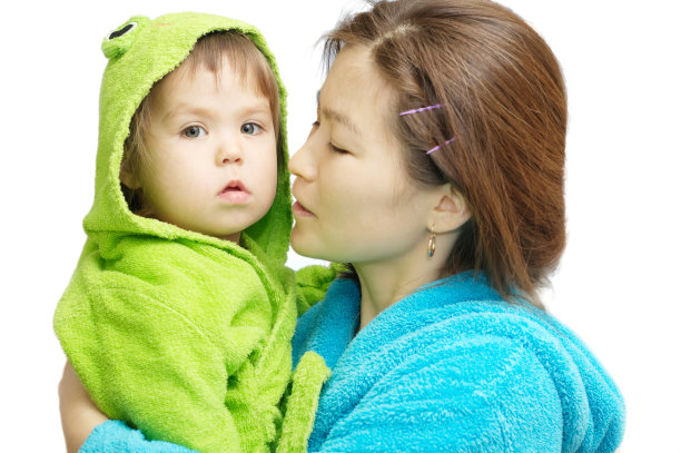 亚裔母亲和婴儿被隔离在白人身上图片下载