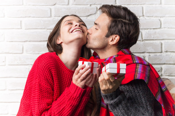 男人给女人礼物。圣诞节。新的一年素材图片