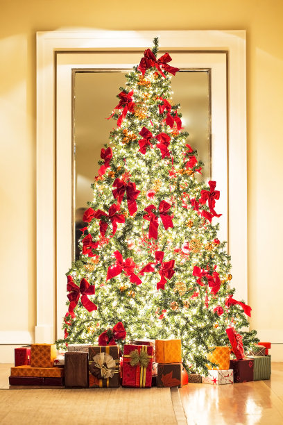美丽的圣诞树和礼物在金色的房间图片下载