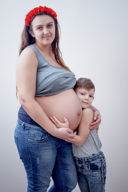 孕妇在她年幼的孩子旁边图片下载