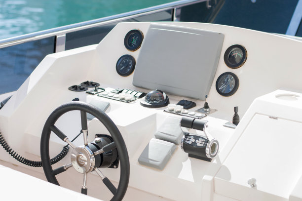 船长在豪华游艇上驾驶图片下载