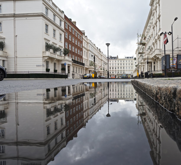 水坑倒影伊顿广场，伦敦图片下载
