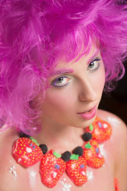 粉红色头发的女孩。一条糖果项链图片下载