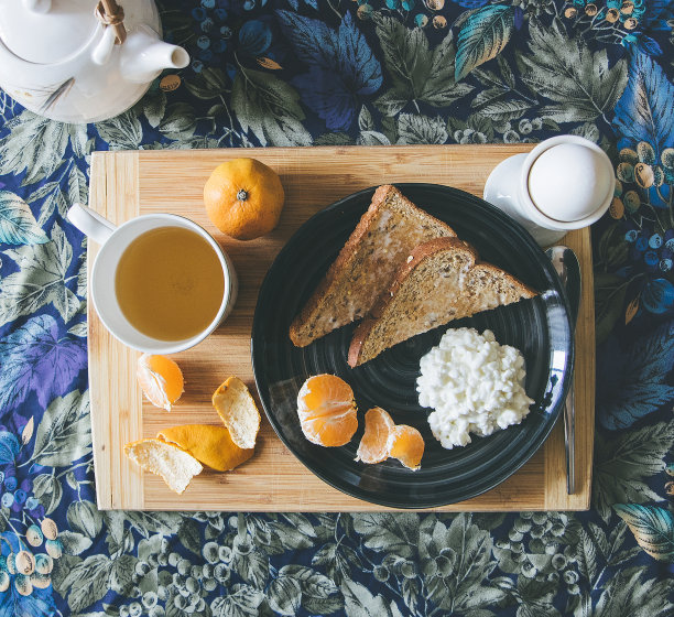 早餐，铺着花桌布，放着茶图片下载