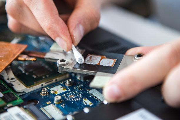 修理电脑的人。笔记本电脑清洁热图片下载