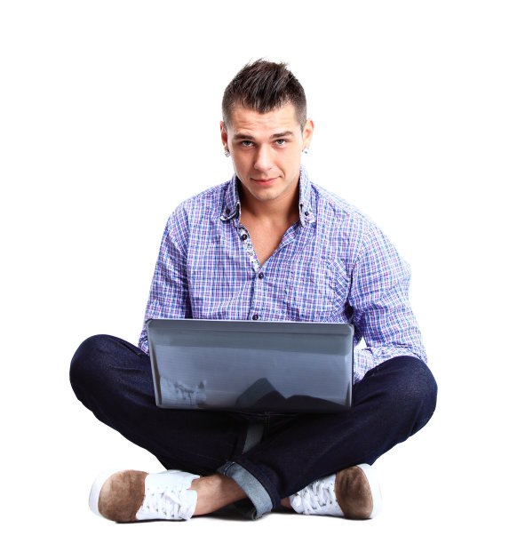 一个快乐的人在休闲的笔记本电脑上工作图片下载