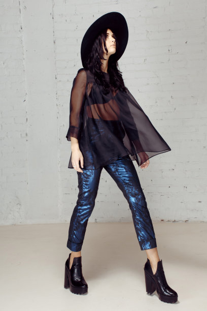 迪斯科女孩迈着蓝色的裤子和帽子图片下载