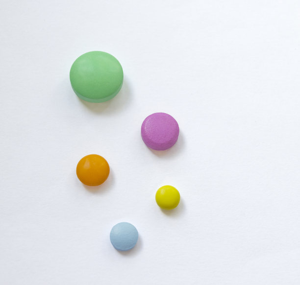 白色背景上的多色药丸图片下载