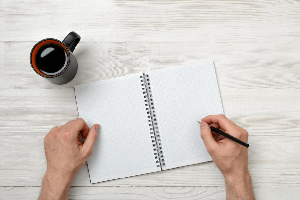 特写手的人拿着笔在空笔记本图片下载