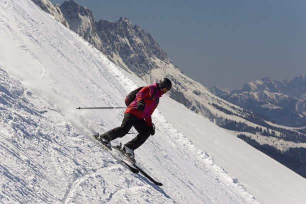 年轻的下坡滑雪图片下载