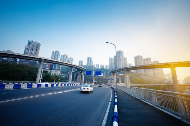 运动模糊了重庆高速公路上的交通图片下载