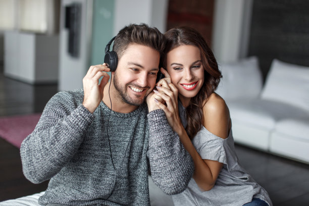 年轻夫妇在室内听音乐图片下载