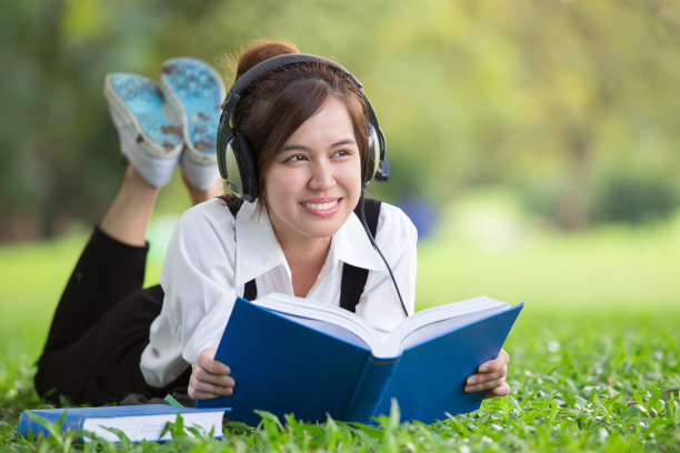 亚洲学生在公园里图片下载