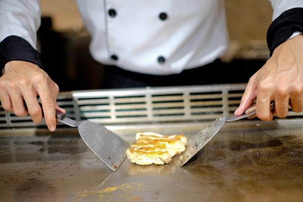 日本厨师精心准备和烹饪传统蔬菜牛肉铁板烧素材图片