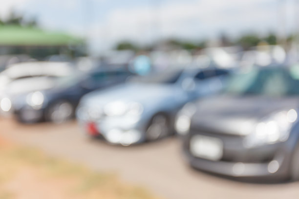 室外停车场的抽象模糊照片。图片下载