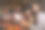 朋友们享受万圣节派对在酒吧看相机图片下载