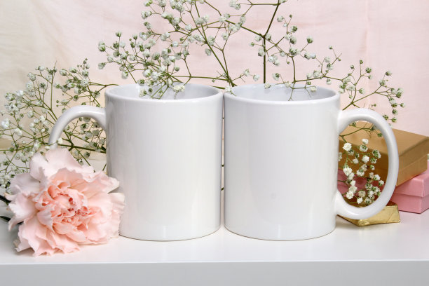 两个白色杯子，杯子婚礼模型图片下载