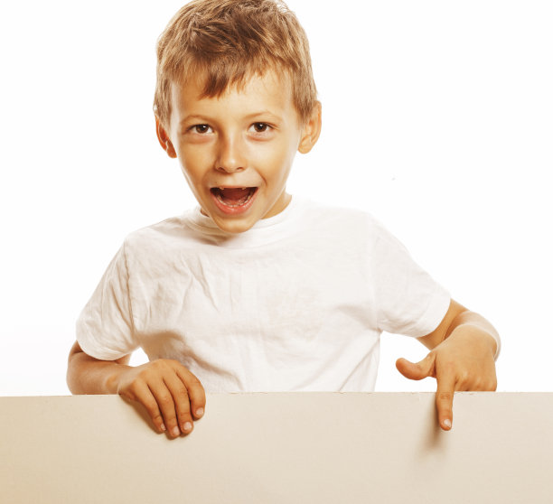 可爱的小男孩拿着空的大便到拷贝区隔离图片下载