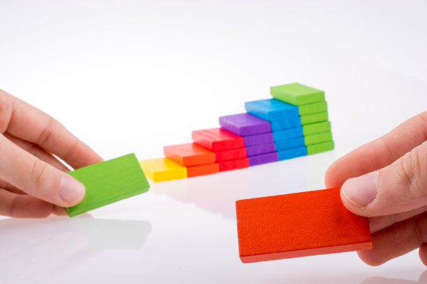 手玩彩色多米诺骨牌图片下载